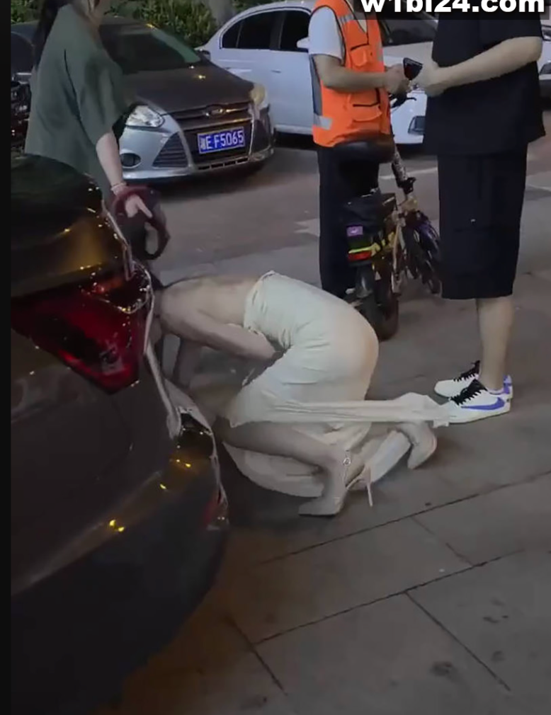 湖南邵阳火爆街头抓小三，原配彪悍狂拽白裙